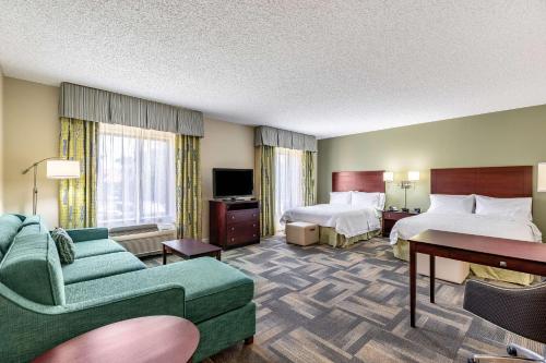 基西米奥兰多南湖纳维汉普顿酒店套房的酒店客房,设有两张床和一张沙发