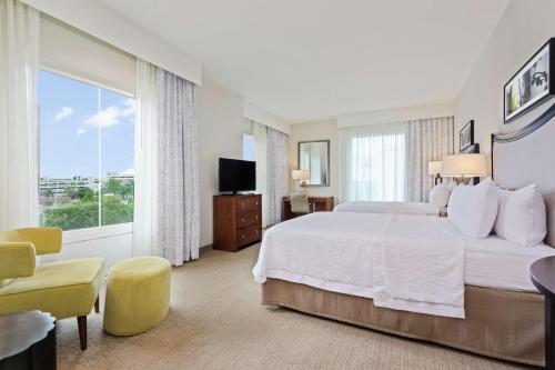 奥兰多奥兰多/市中心南医疗中心汉普顿套房酒店 的酒店客房设有一张床和一个大窗户