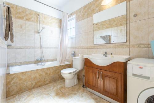尼奥克瑞奥Villa Thea的浴室配有盥洗盆、卫生间和浴缸。