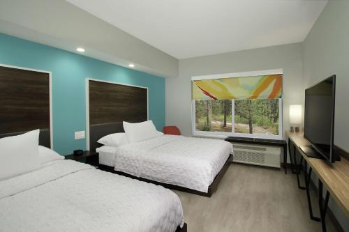 梅里迪恩Tru By Hilton Meridian的酒店客房设有两张床和一台平面电视。