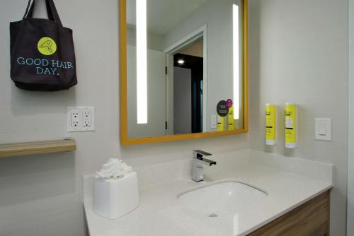 梅里迪恩Tru By Hilton Meridian的一间带水槽和大镜子的浴室