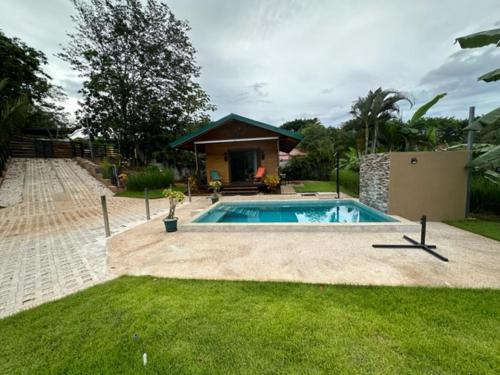 卡里略Casa Cooper的一座带房子的庭院内的游泳池
