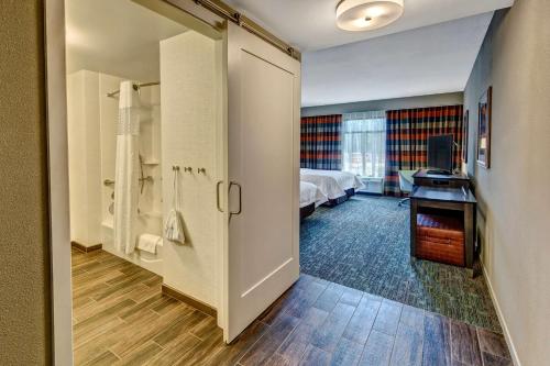 孟菲斯Hampton Inn & Suites Memphis Germantown的客房设有带一张床的卧室和一间浴室。