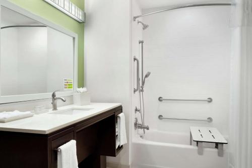 麦卡伦Home2 Suites By Hilton McAllen的一间带水槽和淋浴的浴室