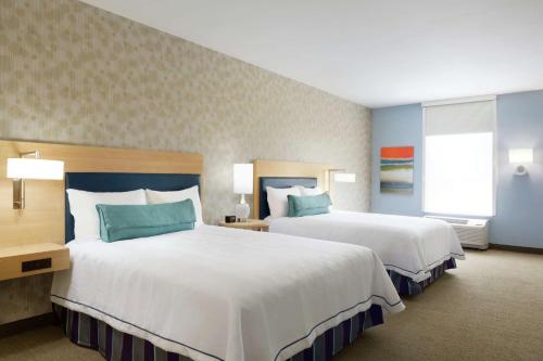 麦卡伦Home2 Suites By Hilton McAllen的酒店客房设有两张床和窗户。