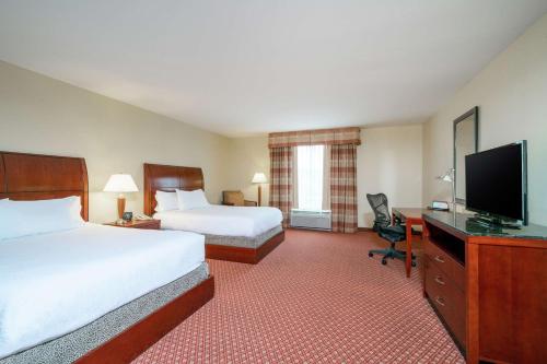 摩根敦摩根城希尔顿花园旅馆的酒店客房设有两张床和一台平面电视。