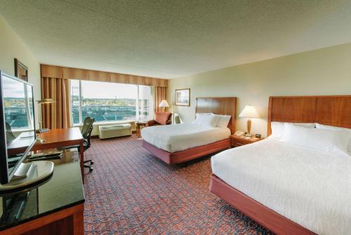 曼切斯特曼切斯特市中心希尔顿花园酒店的酒店客房配有两张床和一张书桌