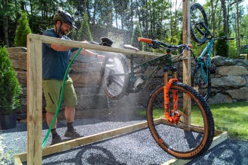 WaitsfieldMadbush Falls的一个人用水管洗自行车
