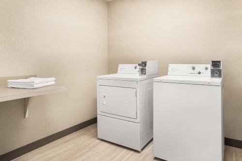肯代尔Hampton Inn & Suites Miami, Kendall, Executive Airport的洗衣房配有洗衣机和烘干机