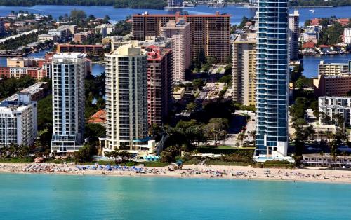 迈阿密海滩海洋点希尔顿逸林酒店 - 北迈阿密海滩的享有海滩和建筑的空中景致
