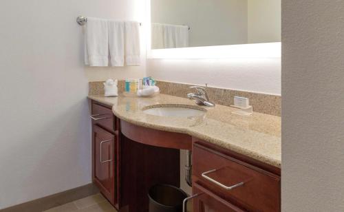 迈阿密机场西迈阿密希尔顿酒店的一间带水槽和镜子的浴室