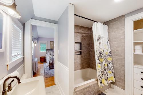 法兰克尼亚Holden Frost House的带浴缸和盥洗盆的浴室