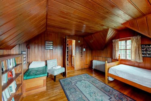 法兰克尼亚Holden Frost House的一间卧室,卧室内配有一张床和一把椅子