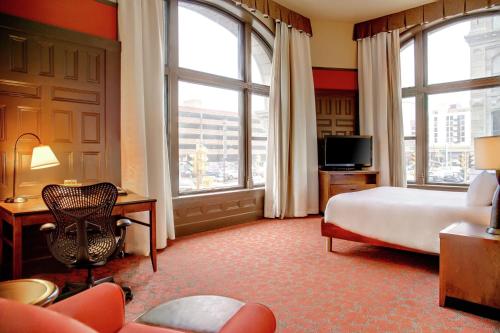 密尔沃基密尔沃基市中心希尔顿花园酒店的酒店客房设有一张床、一张书桌和窗户。