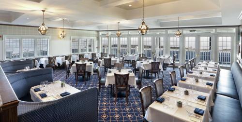 麦迪逊麦迪逊海滩酒店 - 希尔顿Curio Collection酒店 的一间在房间内配有桌椅的餐厅