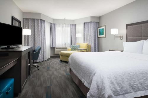 蒙特雷蒙特雷汉普顿酒店的配有一张床和一台平面电视的酒店客房