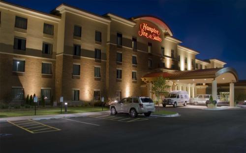 麦迪逊汉普顿酒店及套房麦迪逊 - 西的前面有一个停车位的酒店