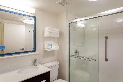 伊根明尼阿波利斯/伊根汉普顿酒店的带淋浴、卫生间和盥洗盆的浴室