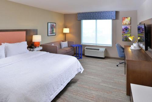 莱克维尔Hampton Inn Lakeville Minneapolis, Mn的配有一张床和一张书桌的酒店客房