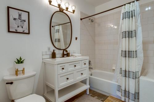 丹佛Stylish Denver Retreat - Near City Center!的一间带水槽、浴缸和镜子的浴室