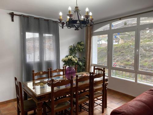 昆卡塞罗索科罗公寓的一间带桌椅和窗户的用餐室