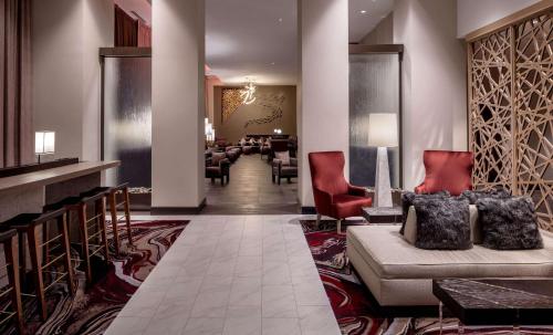 明尼阿波利斯明尼阿波利斯市区希尔顿合博套房酒店的大堂设有带沙发和椅子的等候室