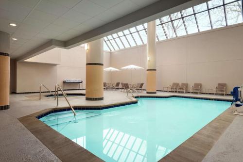 圣保罗明尼苏达州圣保罗市希尔顿逸林酒店的一座游泳池,位于一座大房间,有一座建筑