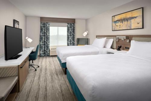 弗洛伦斯Hilton Garden Inn Florence Cincinnati Airport South的酒店客房设有两张床和一台平面电视。