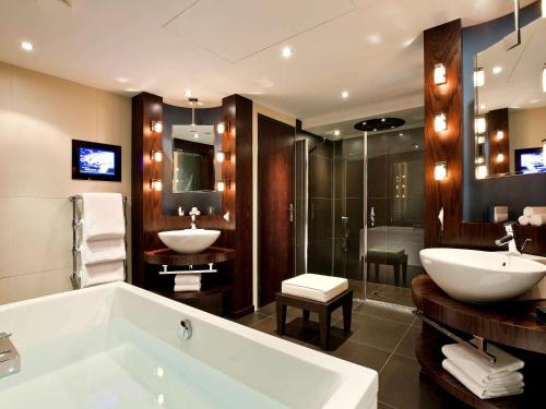 马赛索菲特马赛老港口酒店的带浴缸、水槽和淋浴的浴室