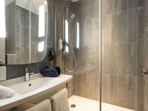 布鲁塞尔宜必思酒店布鲁塞尔大广场的带淋浴、盥洗盆和镜子的浴室