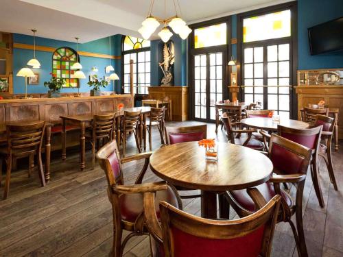 布鲁塞尔宜必思酒店布鲁塞尔大广场的一间带桌椅的餐厅和一间酒吧