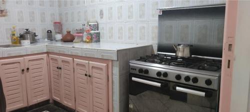 萨菲amine adnane的厨房配有炉灶和白色橱柜。
