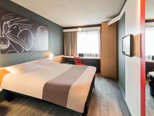 柏林宜必思柏林斯潘道酒店的一间设有大床和窗户的酒店客房