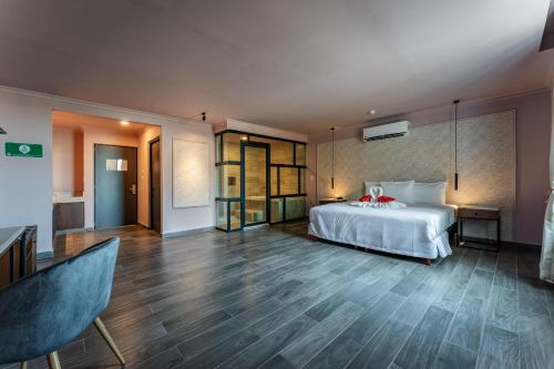 梅里达Hotel MID Project的卧室配有白色的床和木地板