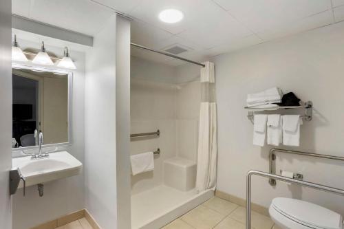 杜波依斯Best Western DuBois Hotel的浴室配有卫生间、盥洗盆和淋浴。