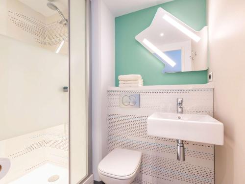 雷恩ibis budget Rennes Rte Lorient的浴室配有卫生间、盥洗盆和淋浴。