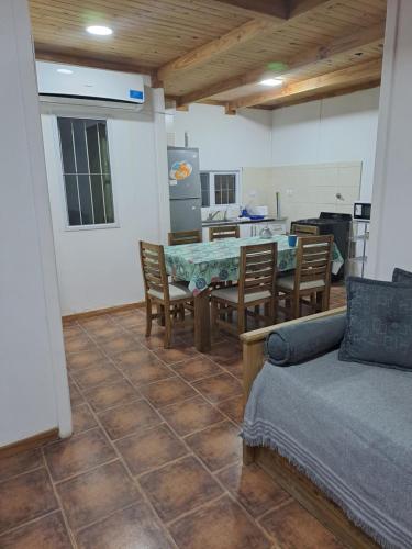 内乌肯NEUQUEN alojamiento的一间带桌椅的客厅和一间厨房