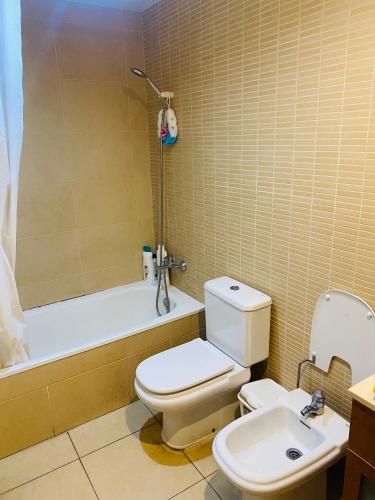 卡拉费尔Habitación privada的浴室配有卫生间、浴缸和水槽。