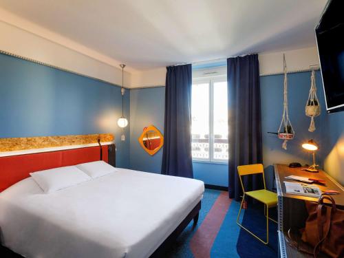 里昂Greet Hotel Lyon Confluence的卧室配有白色的床、书桌和窗户。