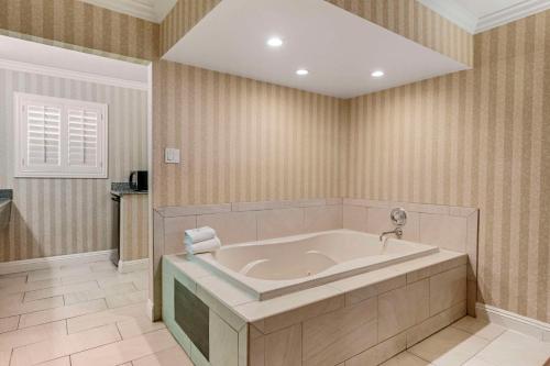 安纳海姆阿纳海姆梅因盖特品质套房酒店的客房内的浴室设有大浴缸