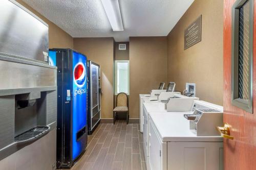 拉皮德城Comfort Inn & Suites的一间配备百事可乐机的等候室