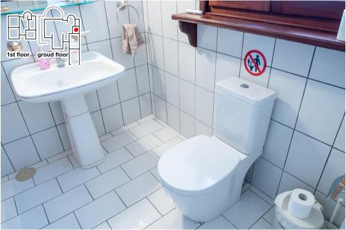 KrinídhesGreat Villa Philipi的浴室配有白色卫生间和盥洗盆。