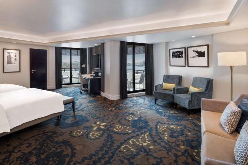迪拜迪拜德伊勒河丽笙酒店的酒店客房,配有床和沙发