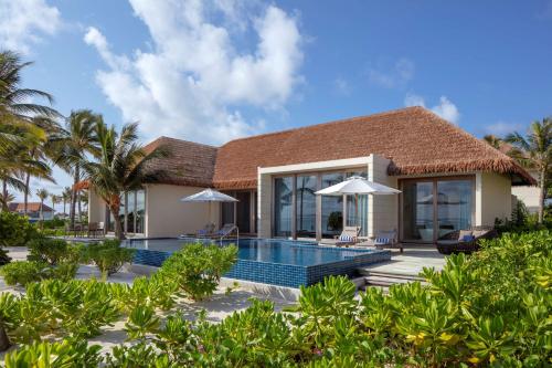 FenfushiRadisson Blu Resort Maldives的一座带游泳池和度假村的别墅