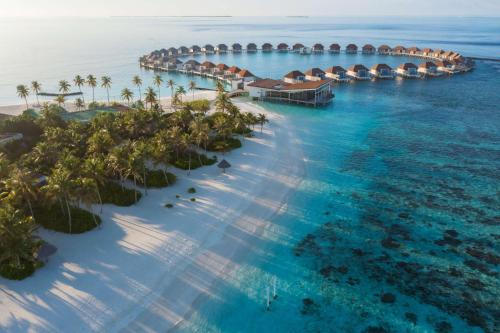 FenfushiRadisson Blu Resort Maldives的海洋度假胜地的空中景观