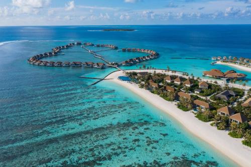 FenfushiRadisson Blu Resort Maldives的海洋度假胜地的空中景观