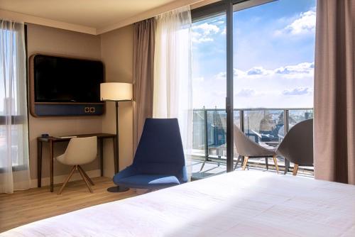 鲁昂Radisson Blu Hotel, Rouen Centre的酒店客房设有一张床和一个大窗户