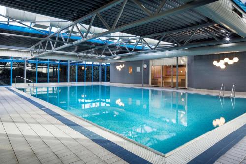哈姆斯沃思Radisson RED London Heathrow的大楼内一个蓝色的大型游泳池