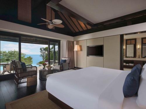 金巴兰Raffles Bali的一间带白色大床的卧室和一间客厅
