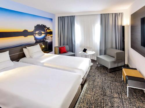 图卢兹图卢兹中心康格诺富特酒店的酒店客房,配有两张床和椅子